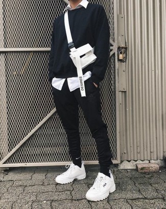 Un sweat-shirt à porter avec des chaussures de sport blanches