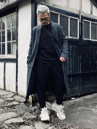 Un sweat-shirt à porter avec des chaussures de sport blanches