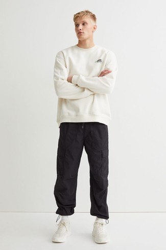 Un sweat-shirt à porter avec des chaussures de sport blanches