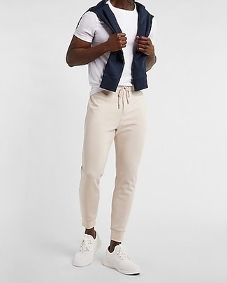 Un sweat-shirt à porter avec des chaussures de sport blanches