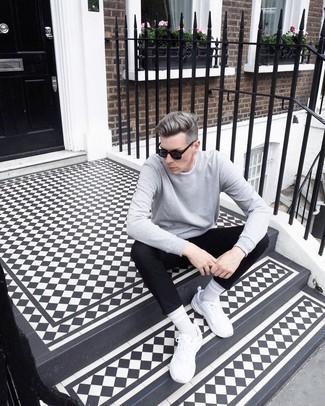 Un sweat-shirt à porter avec des chaussures de sport blanches