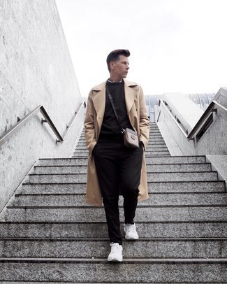 Un sweat-shirt à porter avec des chaussures de sport blanches