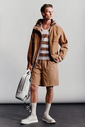 Comment porter un sac à dos blanc pour un style chic decontractés