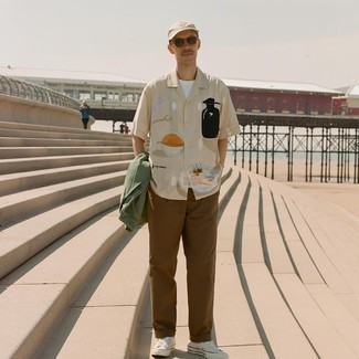 Comment porter une casquette de base-ball blanche pour un style decontractés en automne