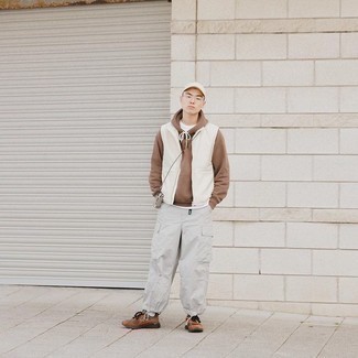 Comment porter une casquette de base-ball blanche pour un style decontractés en automne