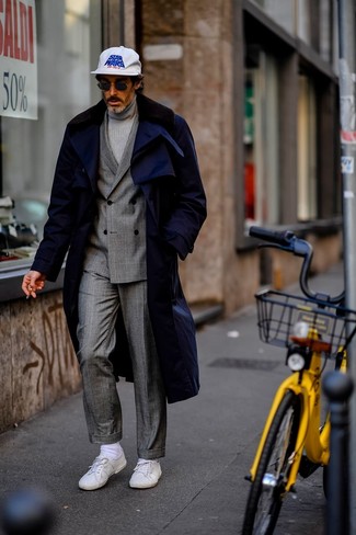Comment porter une casquette de base-ball blanche pour un style chic decontractés en automne