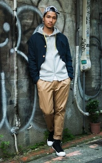 Comment porter une casquette de base-ball blanche pour un style decontractés en automne