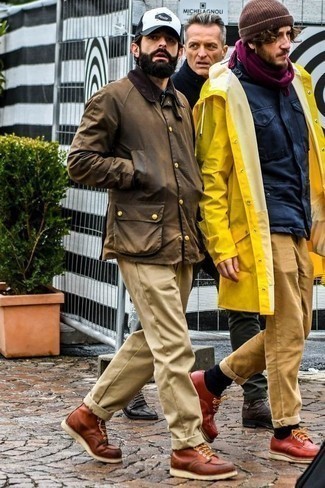 Comment porter une casquette de base-ball blanche pour un style chic decontractés en automne