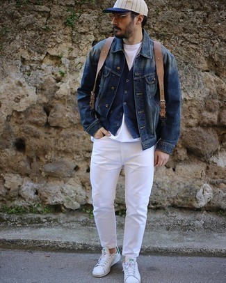 Comment porter une casquette de base-ball blanche pour un style chic decontractés en automne
