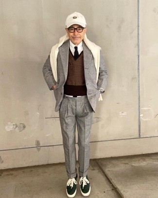 Comment porter une casquette de base-ball blanche pour un style chic decontractés en automne