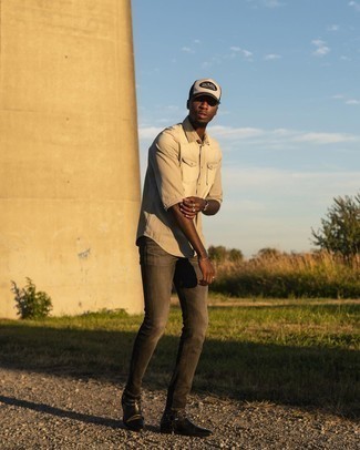 Comment porter une casquette de base-ball blanche pour un style chic decontractés en automne