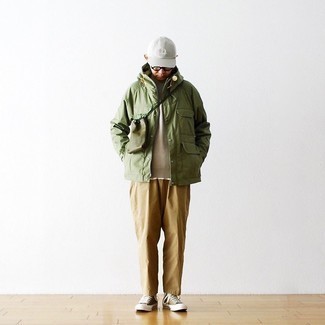 Comment porter une casquette de base-ball blanche pour un style decontractés en automne