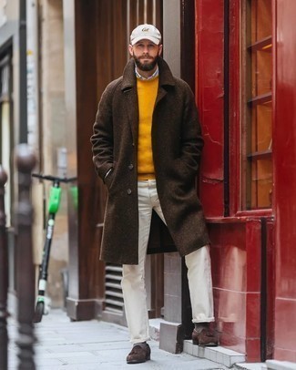 Comment porter une casquette de base-ball blanche pour un style chic decontractés en automne