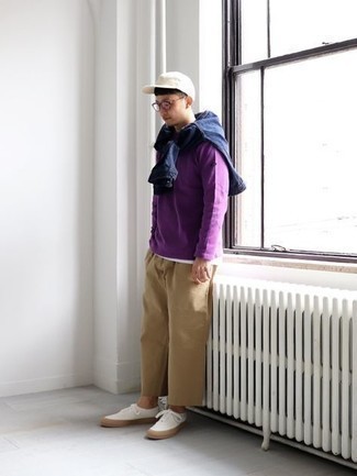 Comment porter une casquette de base-ball blanche pour un style decontractés en automne