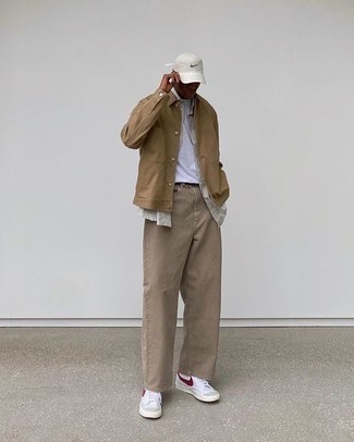 Comment porter une casquette de base-ball blanche pour un style decontractés en automne