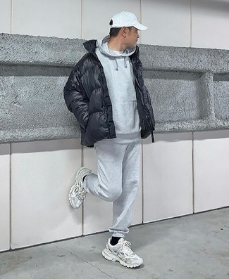 Comment porter une casquette de base-ball blanche pour un style decontractés en automne