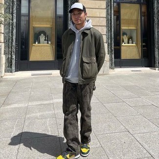 Comment porter une casquette de base-ball blanche pour un style decontractés en automne
