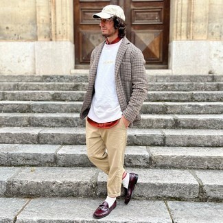 Comment porter une casquette de base-ball blanche pour un style chic decontractés en automne