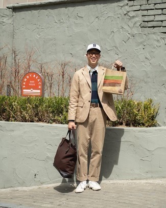 Comment porter une casquette de base-ball blanche pour un style chic decontractés en automne