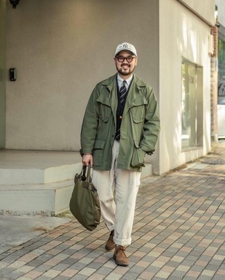 Comment porter une casquette de base-ball blanche pour un style chic decontractés en automne