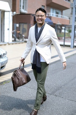 Comment porter un blazer blanc au printemps