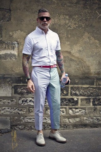 Comment porter des chaussures brogues blanches en été