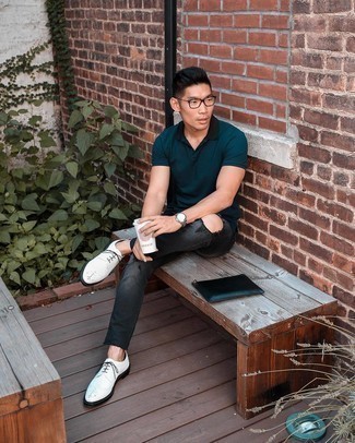 Comment porter des chaussures brogues blanches quand il fait très chaud