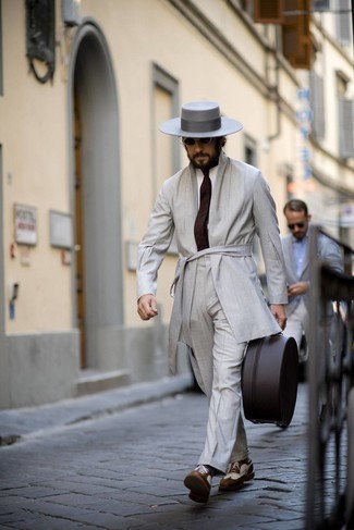 Comment porter des chaussures brogues blanches en été