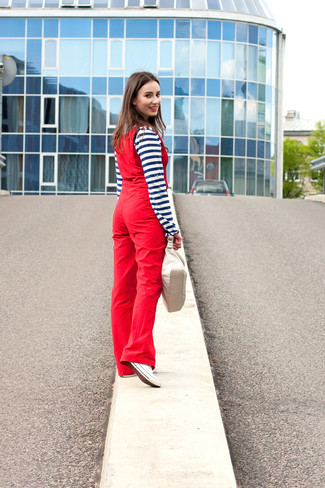 Comment porter des baskets basses en toile blanches