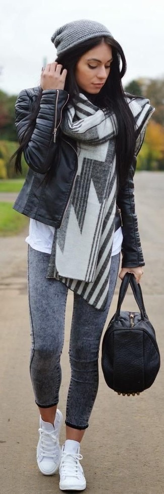Comment porter des baskets basses en toile blanches