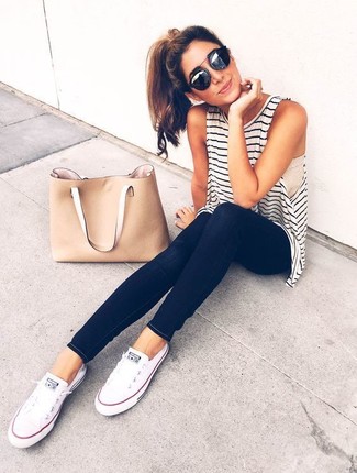 Comment porter des baskets basses en toile blanches