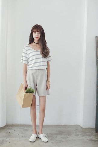Comment porter des baskets basses en toile blanches