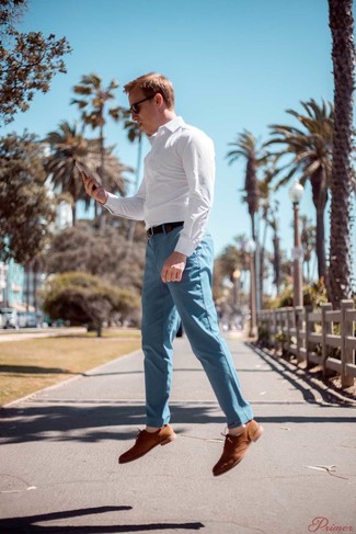 Comment porter une chemise à manches longues à carreaux blanche