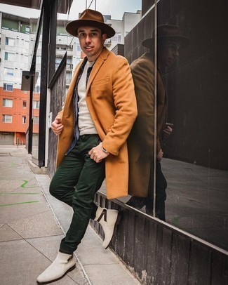 Un pantalon chino à porter avec des bottines chelsea blanches