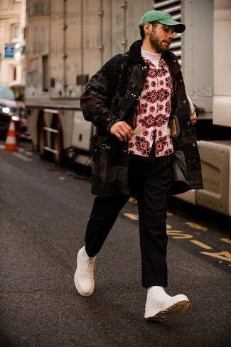 Un pantalon chino à porter avec des bottines chelsea blanches