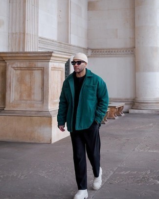 Un pantalon chino à porter avec des bottines chelsea blanches