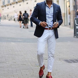Des mocassins à pampilles à porter avec un pantalon chino blanc