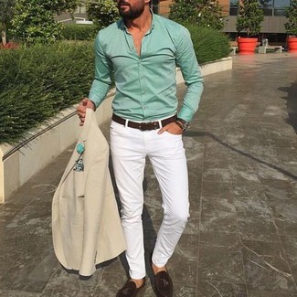 Des mocassins à pampilles à porter avec un pantalon chino blanc