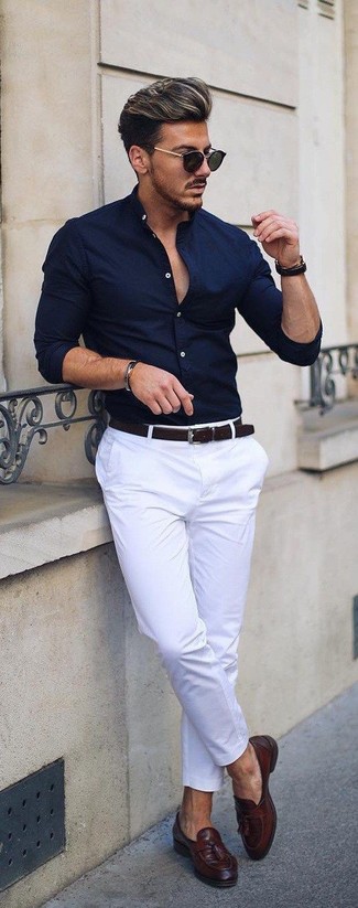 Des mocassins à pampilles à porter avec un pantalon chino blanc