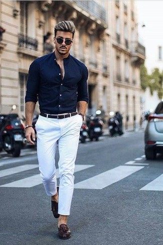 Des mocassins à pampilles à porter avec un pantalon chino blanc