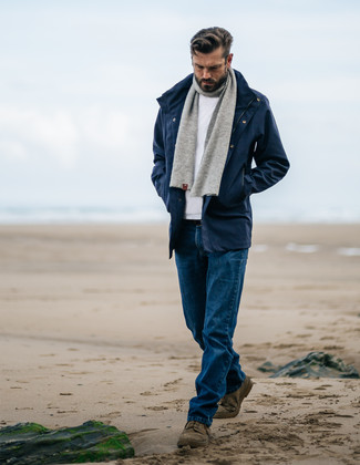 Des bottines chukka à porter avec un pull à col rond blanc