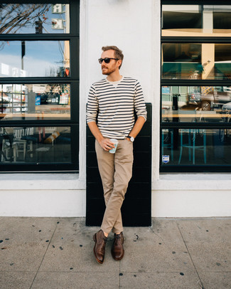 Des bottines chukka à porter avec un pull à col rond blanc