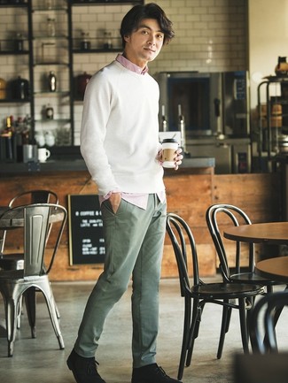 Des bottines chukka à porter avec un pull à col rond blanc
