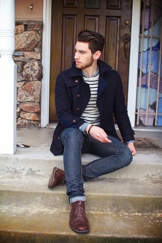Des bottines chukka à porter avec un pull à col rond blanc
