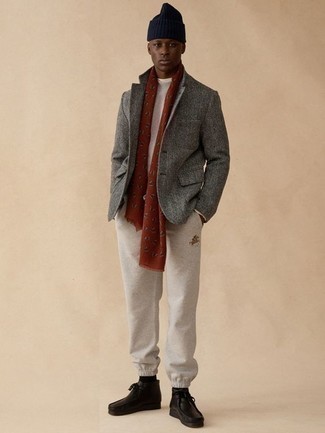 Des bottines chukka à porter avec un pull à col rond blanc