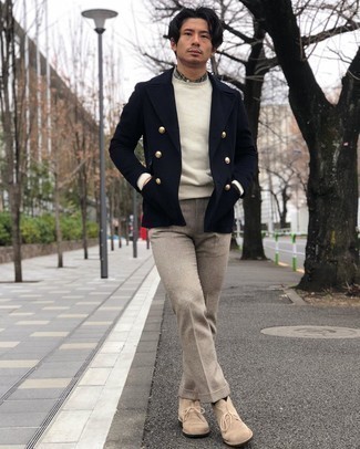 Des bottines chukka à porter avec un pull à col rond blanc