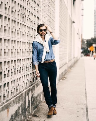 Des bottines chukka à porter avec un pull à col rond blanc