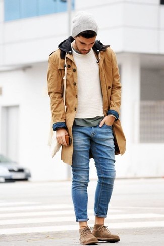 Des bottines chukka à porter avec un pull à col rond blanc