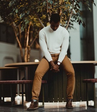 Des bottines chukka à porter avec un pull à col rond blanc