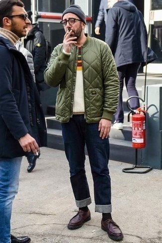 Des bottines chukka à porter avec un pull à col rond blanc